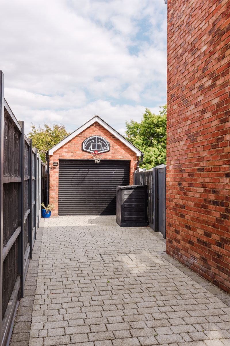 Drive & Garage